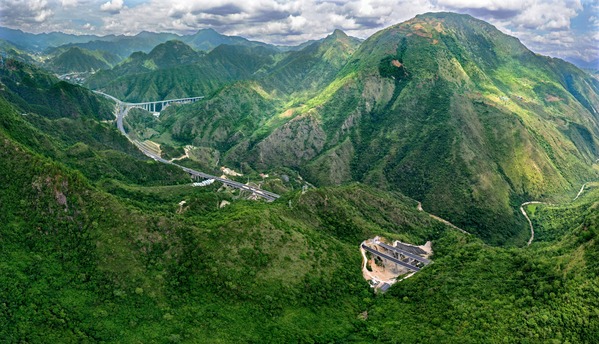 建(个)元高速公路桥隧相连(Y型枢纽) (1).jpg